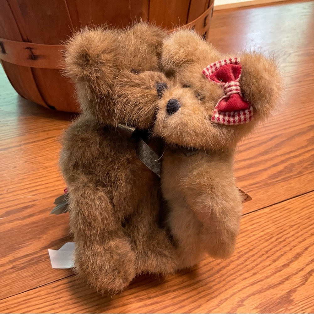 Boyds Bears Kissing Happy Anniversary plush bears with stand.